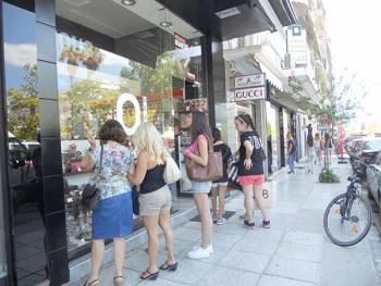 Ξεκινούν σήμερα οι εκπτώσεις με κλειστές τις τράπεζες