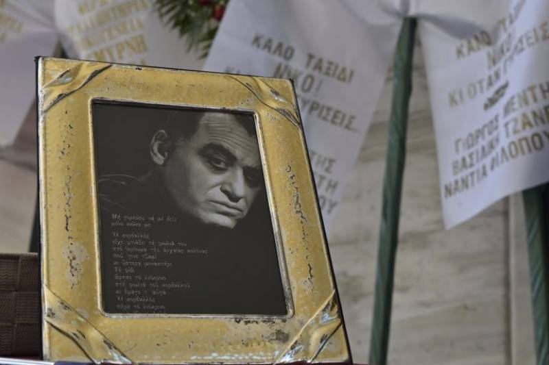 Το τελευταίο αντίο στον Νίκο Καλογερόπουλο – Συγκίνηση στην πολιτική κηδεία του Μεσσήνιου ηθοποιού (βίντεο)