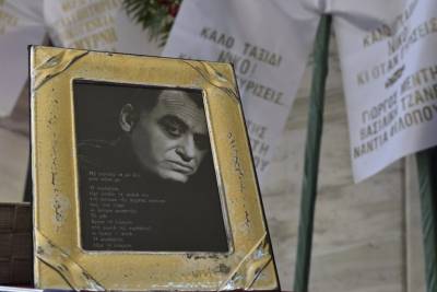 Το τελευταίο αντίο στον Νίκο Καλογερόπουλο – Συγκίνηση στην πολιτική κηδεία του Μεσσήνιου ηθοποιού (βίντεο)