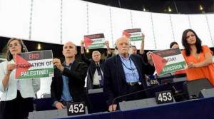 Γλέζος: Σήκωσε πλακάτ στο Ευρωκοινοβούλιο υπέρ της Παλαιστίνης