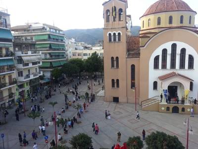 Καλαμάτα: Πολύς κόσμος έξω από ναούς για την Ακολουθία του Επιταφίου