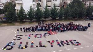 Μαθητές του 1ου ΓΕΛ Αγρινίου έστησαν φράγμα στο bullying με τις τσάντες τους