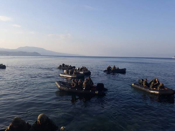 Στο λιμάνι της Κορώνης με πεζοναύτες το αρματαγωγό “Λέσβος” (βίντεο)