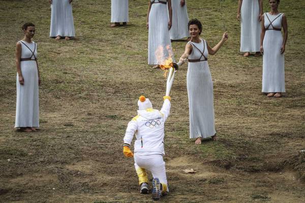 LIVE: Η τελετή αφής της Ολυμπιακής Φλόγας από την Αρχαία Ολυμπία