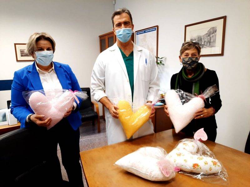 Δώρισαν μαξιλάρια σε σχήμα καρδιάς στο Νοσοκομείο Καλαμάτας