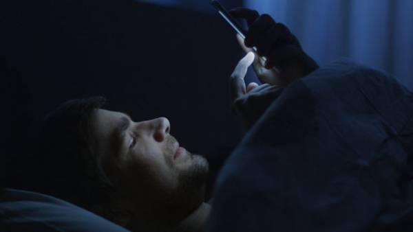 Το 53% των Ελλήνων παίρνει το κινητό του στο κρεβάτι