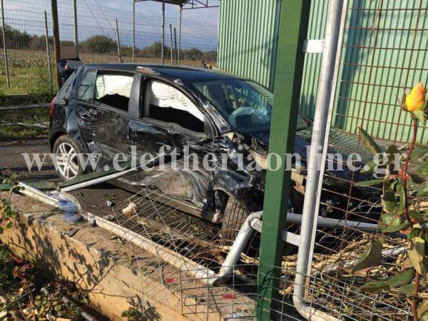 Μεσσηνία: Αυτοκίνητο προσέκρουσε σε σταθμευμένα στην Τερψιθέα - Μία τραυματίας (φωτογραφίες)