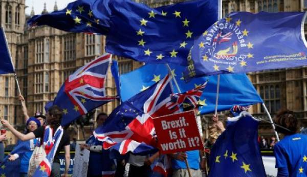 Στιβ Μπέικερ: Τουλάχιστον 40 βουλευτές της Μέι θα καταψηφίσουν το σχέδιο για το Brexit