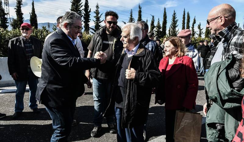 Περιοδεία Κουτσούμπα στα μπλόκα των αγροτών