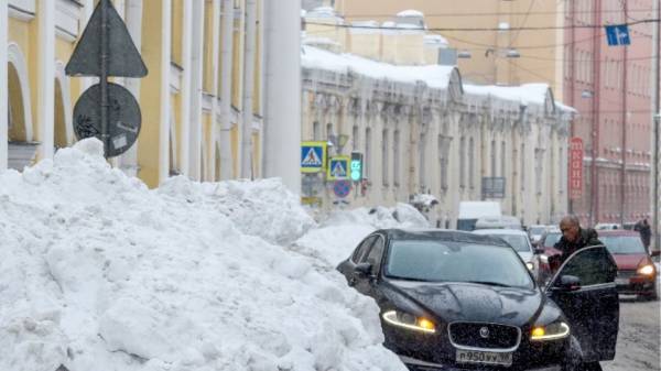 Ρωσία: Οι χιονοπτώσεις ρεκόρ προκαλούν χάος στην Αγία Πετρούπολη