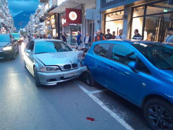 Καλαμάτα: Τρελή πορεία αυτοκινήτου -Χτύπησε 5 σταθμευμένα οχήματα!