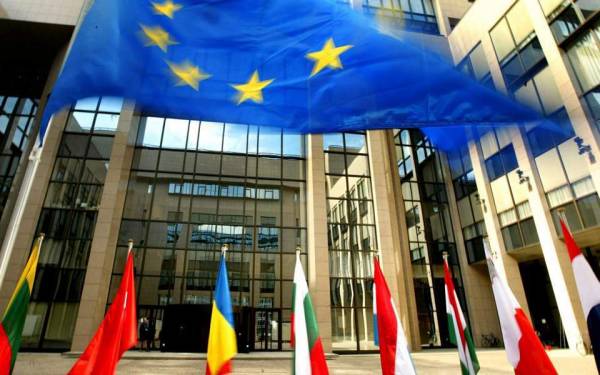 Οι Βρυξέλλες χαιρετίζουν με επιφυλάξεις τις προτάσεις της Μέρκελ για την Ευρωζώνη