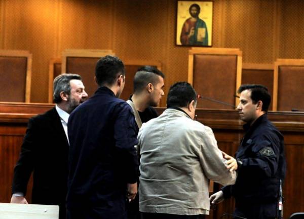 Πανδαιμόνιο στη δίκη της Χρυσής Αυγής - Μάρτυρας αναγνώρισε κατηγορούμενο ως συνοδηγό του Ρουπακιά