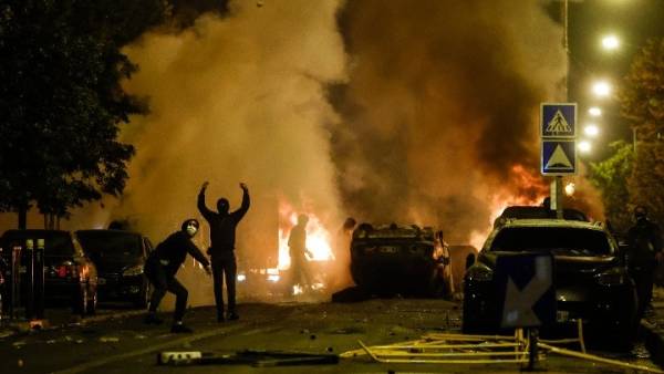 Νέα βίαια επεισόδια στη Γαλλία μετά τον θάνατο εφήβου από σφαίρα αστυνομικού