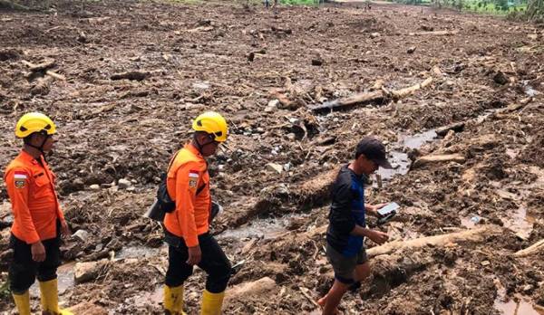 Ινδονησία: Tους 318 έφτασαν οι νεκροί από τον σεισμό της Δευτέρας