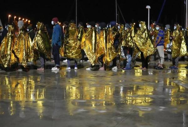 Ιταλία: Εκατοντάδες μετανάστες διασώθηκαν στα ανοιχτά της Καλαβρίας