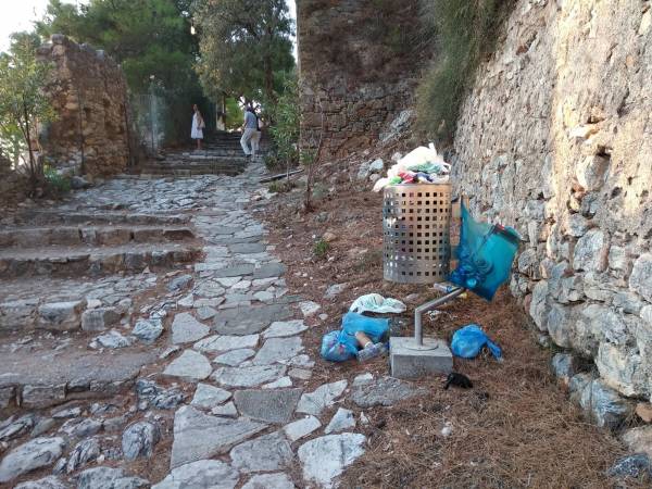 Διαμαρτυρία για τα σκουπίδια στο Κάστρο Κυπαρισσίας (φωτογραφίες)