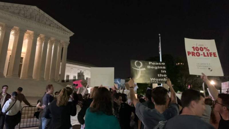 ΗΠΑ: Χιλιάδες οργισμένοι Αμερικανοί στους δρόμους μετά τη διαρροή για απαγόρευση αμβλώσεων