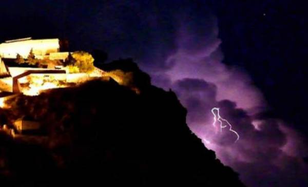Κεραυνοί με φόντο το Παλαμήδι - Έγινε η νύχτα μέρα στο Ναύπλιο (Φωτογραφίες)