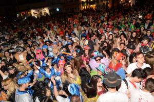 Ξέφρενοι ρυθμοί στο 2ο Καλαματιανό Καρναβάλι (φωτογραφίες)