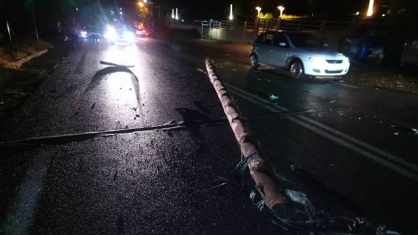 Μεσσηνία: Ζημιές σε αυτοκίνητα από πτώση κολόνας έξω από τη Μεσσήνη (φωτογραφίες)