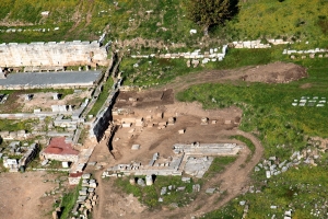 Τριώροφη στοά στην Αρχαία Μεσσήνη αποκάλυψε η σκαπάνη του καθηγητή Πέτρου Θέμελη