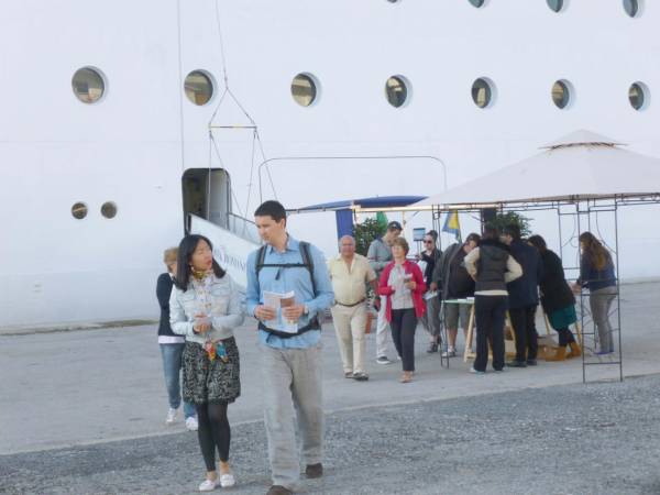 1.150 ξένοι τουρίστες με το &quot;Costa Neoromantica&quot;: Τι είδαν στην Καλαμάτα, τι τους άρεσε και τι όχι
