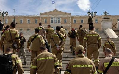 Συγκέντρωση εποχικών και συμβασιούχων πυροσβεστών στο Σύνταγμα