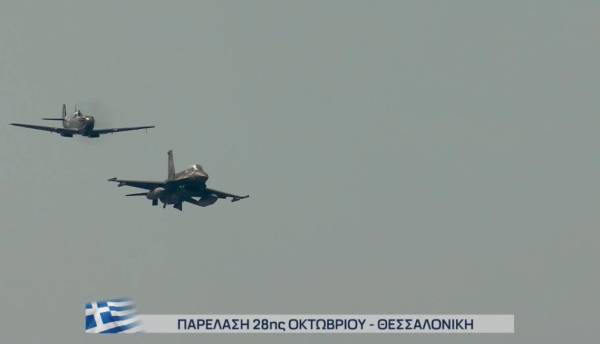 Στρατιωτική παρέλαση: Το θρυλικό αεροσκάφος Spitfire MJ755 μαζί με το F-16 πάνω από τη Θεσσαλονίκη (Βίντεο)