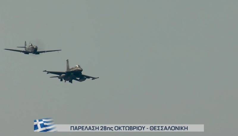 Στρατιωτική παρέλαση: Το θρυλικό αεροσκάφος Spitfire MJ755 μαζί με το F-16 πάνω από τη Θεσσαλονίκη (Βίντεο)