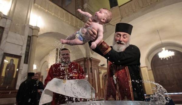 Ρουμανία: Βρέφος πέθανε μετά τη βάπτιση!