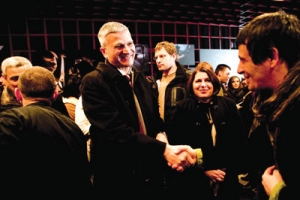 Ο Σέρβος υπουργός Πολιτισμού Νεμπόισα Μπράτιτς συγχαίρει τον Τάσο Βαμβακά