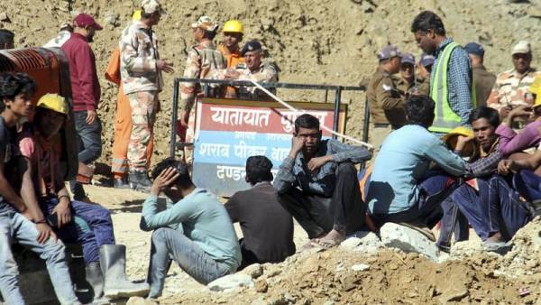Ινδία: Αγωνία για τους δεκάδες εγκλώβισμένους εργάτες σε σήραγγα - Κάποιοι είναι άρρωστοι