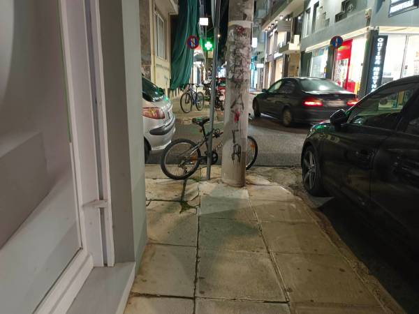 Ποδήλατα σε κολόνες και ταμπέλες