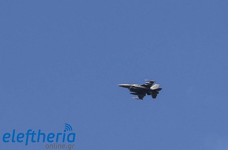 Πολεμικά αεροσκάφη με οπλισμό σε άσκηση πάνω από την Καλαμάτα (φωτογραφίες)