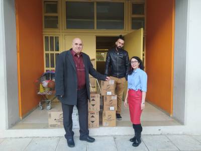 Δωρεά καθαριστικών για τα σχολεία της Καλαμάτας