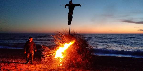 Μεσσηνία: Έκαψαν και φέτος τον Ιούδα στην παραλία του Καλου Νερού (βίντεο-φωτογραφίες)