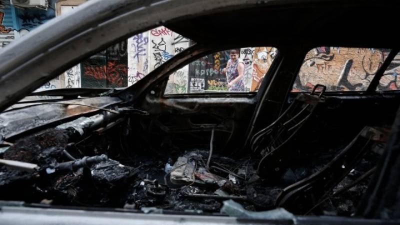 Θεσσαλονίκη: Φωτιά σε αυτοκίνητο και δίκυκλο τα ξημερώματα