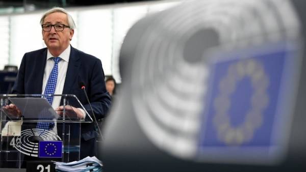 Ο Ζαν-Κλοντ Γιούνκερ θέλει να αποκτήσει το ευρώ παγκόσμιο ρόλο