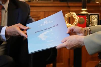 Παρέδωσε τα αποτελέσματα των εκλογών ο Κ. Τασούλας στην Κ. Σακελλαροπούλου (βίντεο)