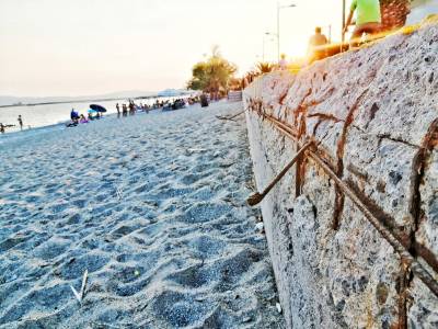 Κίνδυνοι από σίδερα στην παραλία της Καλαμάτας