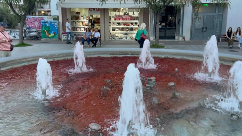 Καλαμάτα: Κόκκινο βάφτηκε το συντριβάνι στη μνήμη της Βασιλικής