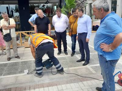 Καλαμάτα: Αυτοψία Βασιλόπουλου στην ανάπλαση της Ναυαρίνου μετά τον σάλο με τα μάρμαρα από μνήματα