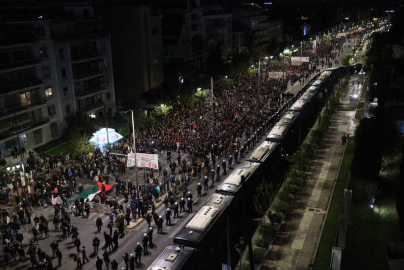 Πολυτεχνείο: Χιλιάδες πολίτες στην πορεία προς τις πρεσβείες ΗΠΑ και Ισραήλ (βίντεο)