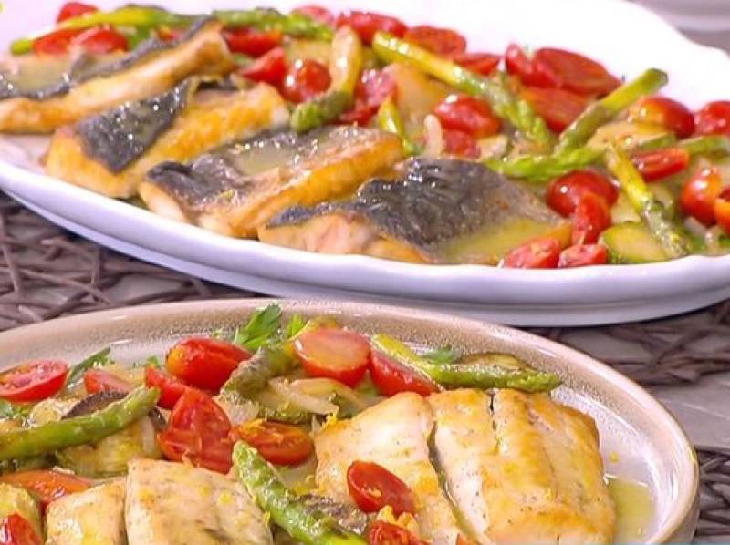 Φιλέτο λαβράκι με λαχανικά και σάλτσα λεμονιού (βίντεο)