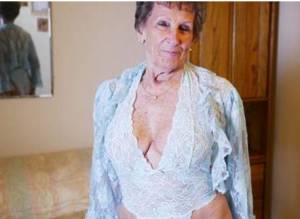 Η 80χρονη που λατρεύει το βελονάκι και το... σεξ