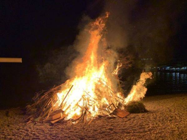 Ανάσταση στο Λουτρό Σφακίων: Έκαψαν τον Ιούδα στην παραλία (Βίντεο)