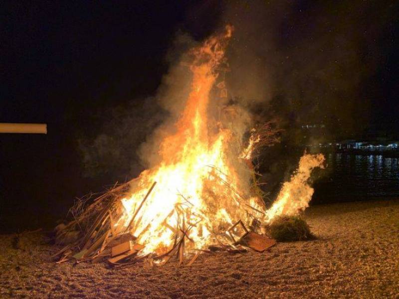 Ανάσταση στο Λουτρό Σφακίων: Έκαψαν τον Ιούδα στην παραλία (Βίντεο)