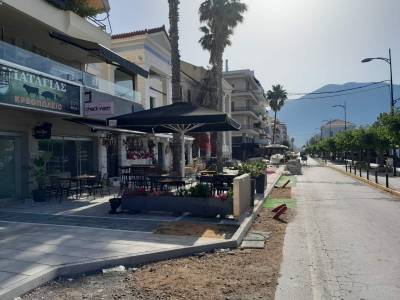 Δημοτικό Συμβούλιο Καλαμάτας: Σε επόμενη συνεδρίαση απόφαση για χρήση βόρειου πεζοδρομίου Ναυαρίνου