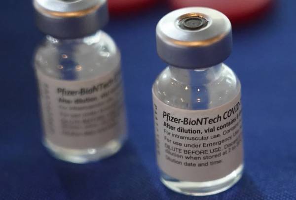 EMA: Πράσινο φως για τρίτη δόση με εμβόλιο Pfizer στους άνω των 18